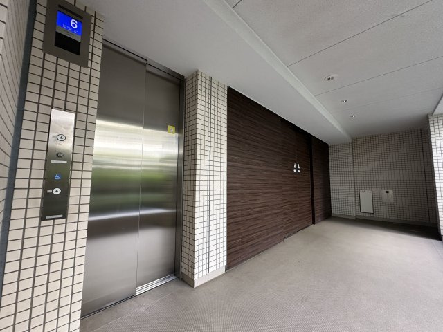 エレベーターホールになります。ゆとりのある、高級感のある落ち着いたスペースとなっています。