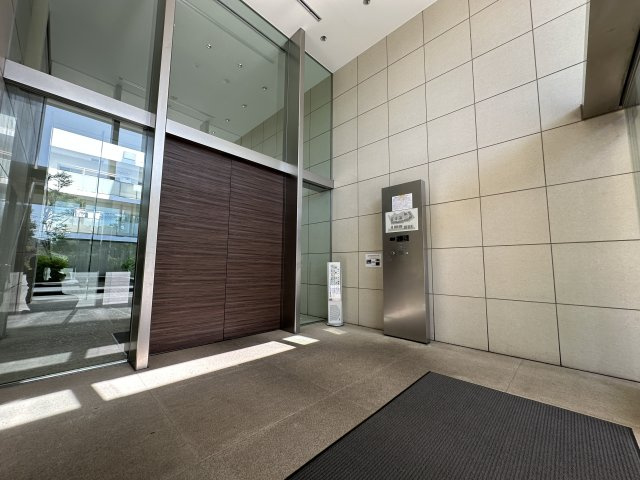 ウッドの扉が高級感のあるマンションエントランスです。オートロックになります。