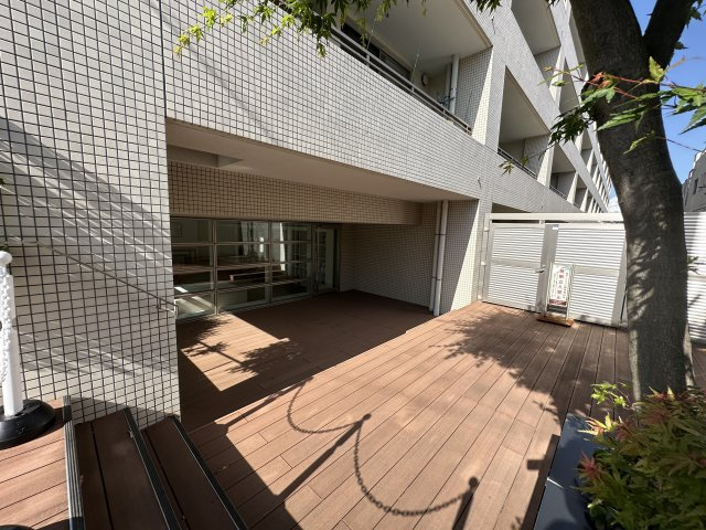 サブエントランスです。ウッドデッキになっていて癒しの空間です。