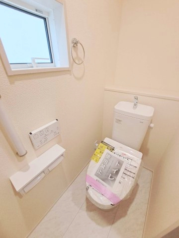 手すり付きの温水洗浄トイレ
