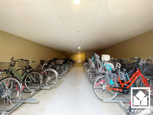 サイクルラックの設置された駐輪場を完備。スッキリ整理されて、自転車同士の接触や転倒の心配がございません。屋内にございますので、雨や風、直射日光からも自転車を守ることができます。（月額200円）