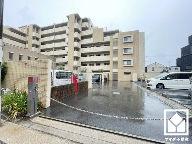 敷地内に駐車場を完備（月額9500円）。出入口は防犯性に優れたロボットゲート付き。機械式のため車種に制限がございます。空き状況等は弊社スタッフまでお気軽にお問い合わせください。