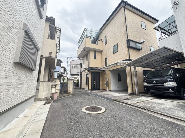 前面道路含む現地写真です。