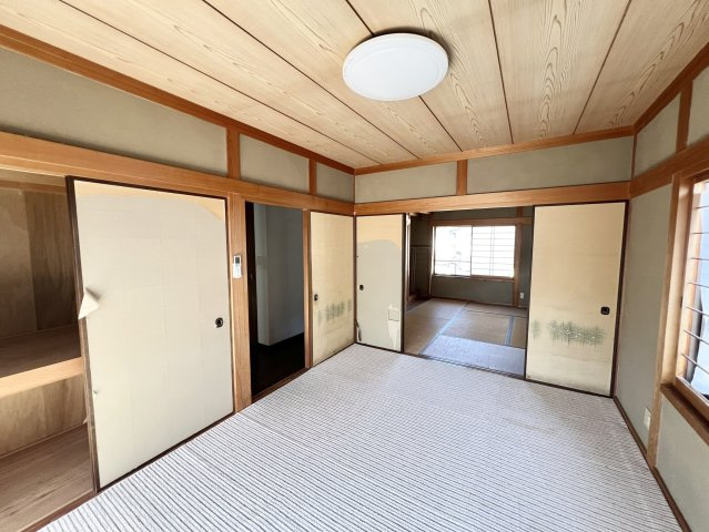 押入を備えた和室は、布団や季節用品を室内にまとめて収納でき、居住スペースをすっきり保ちやすい点が魅力です。上下に分かれたスペースを活用し、使用頻度や物の大きさに合わせて整理できます。