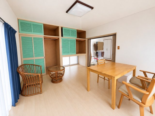 ゆったりとした広さが魅力の10帖洋室。壁面には収納スペースが設けられており、衣類や日用品を整理しやすい造りです。隣室へつながる動線もあり、生活スタイルに合わせて柔軟に使えるお部屋です。　