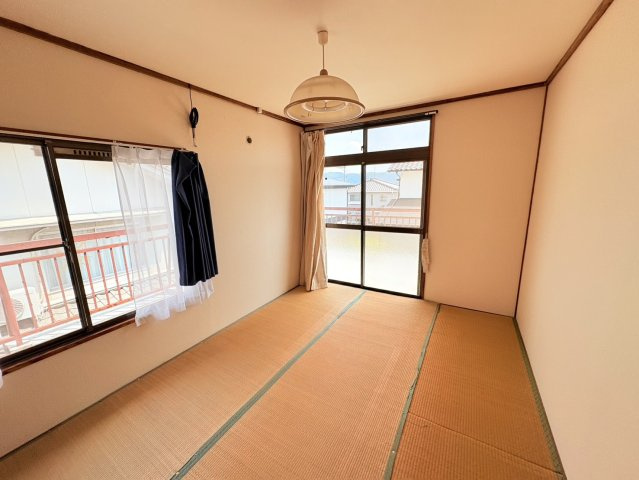 2面採光で明るく風通しの良い2階和室は、主寝室や客間として幅広く活用できる落ち着きある空間です。バルコニーへ直接出入りできるため、布団や洗濯物もスムーズに干すことができます。心地よい雰囲気が魅力です。