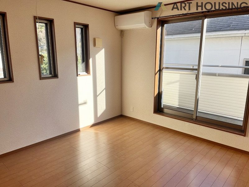 広々と明るい9帖の寝室