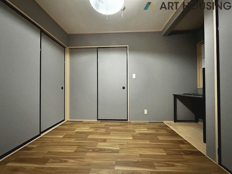 リビングからも玄関からも出入り可能な洋室です