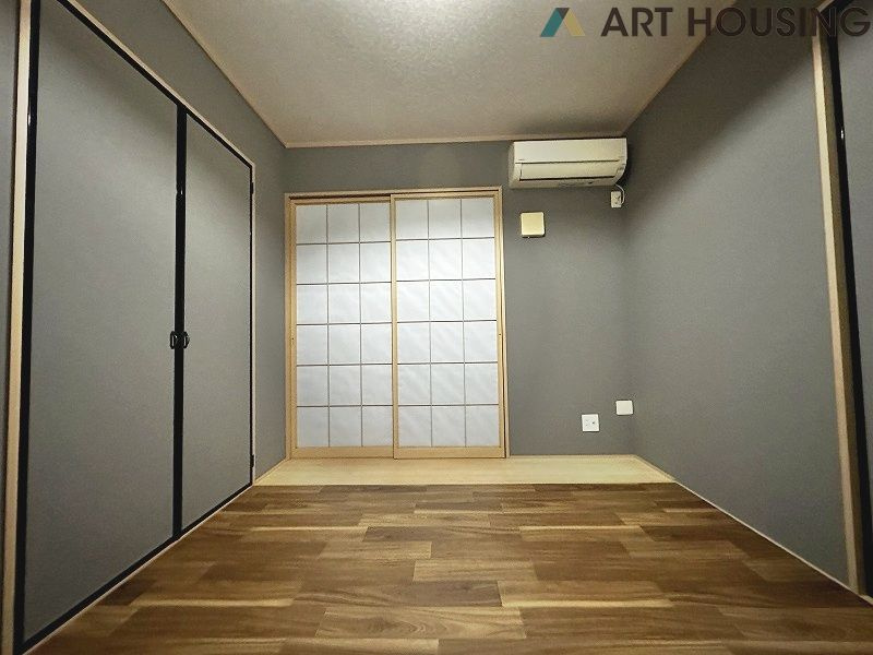 リビング横の洋室はお子様の遊び場やスタディスペース、寝室など様々な用途にお使い頂けます☆