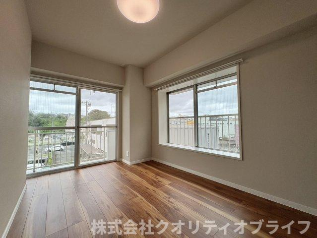 大きめのベッドを置いても余裕のある広さで、心地よいプライベート空間に。　　