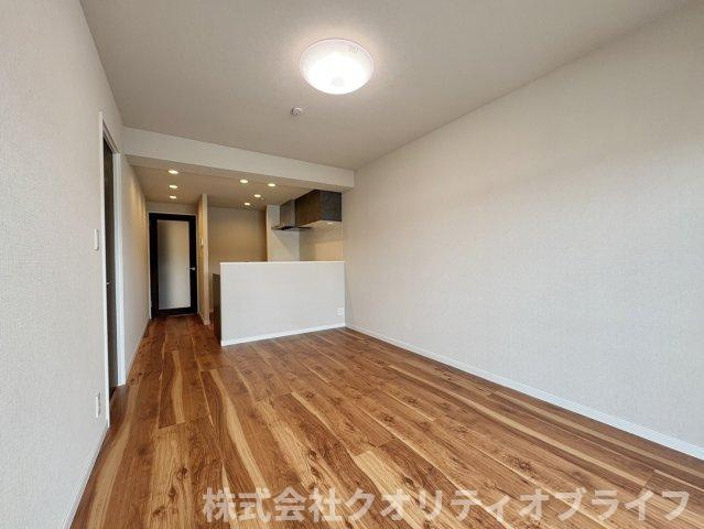 2025年7月新規内装リフォーム完了済　大きな窓から優しい光がたっぷり入る12.9帖のリビング。新しいフローリングと建具で生まれ変わった明るい空間は、家族団らんにぴったりです。