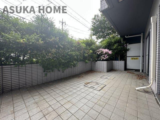 専用テラス付きのお部屋です。プランターでガーデニングをしたり、テーブルやイスも設置出来そうです。