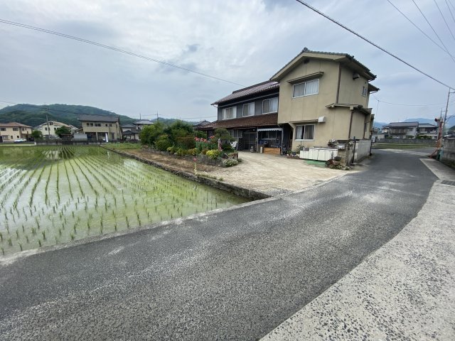 住宅横の小道が唯一の出入口となっており、車両の出入りにはやや制限があります。その分、前面道路の交通量は少なく、静かで落ち着いた環境が保たれています。プライベート空間を大切にしたい方にオススメの土地。