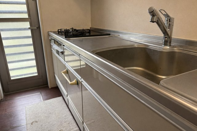 裏庭に通じる勝手口付きで換気ができます。キッチンで出た生ゴミや資源ゴミを裏庭へ仮置きも可能です。