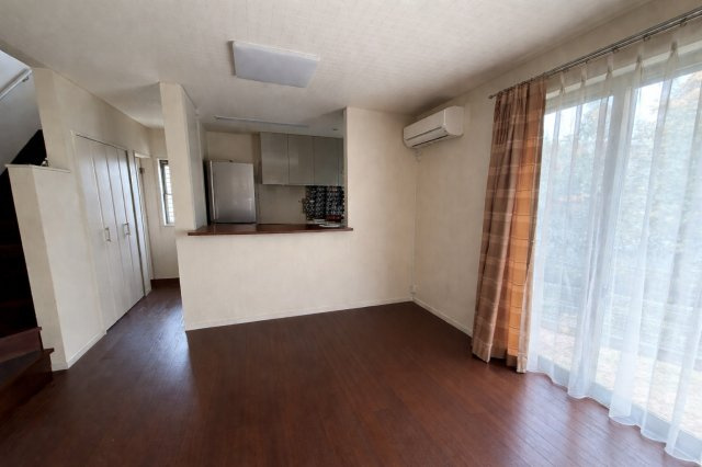 約16帖のリビングダイニング。ソファ、ダイニングテーブルを置いても十分な広さがあります。南東側に大きな窓がありリビング全体が明るく過ごしやすいです。2面床暖房有