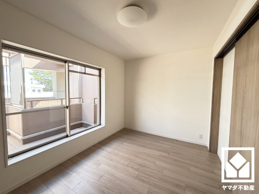 約6帖の洋室です。バルコニーにつながるお部屋で、通風・陽当たり良好。