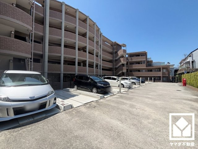 敷地内に駐車場を完備。重い荷物や雨の日の移動もスムーズで、快適なカーライフを実現。空き状況等は弊社スタッフまでお気軽にお問い合わせください。