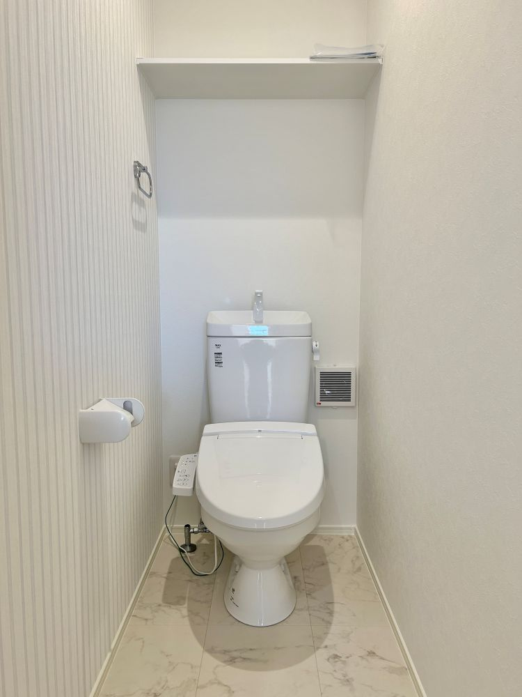温水洗浄便座付きトイレ！上部棚付きでトイレットペーパーもすっきり収納。