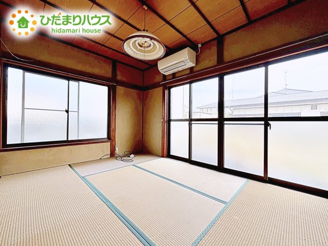 自然と家族が集う、気持ちのいいリビング。二面採光となっており、いつでも気持ちのよい日差しが降り注ぎます。