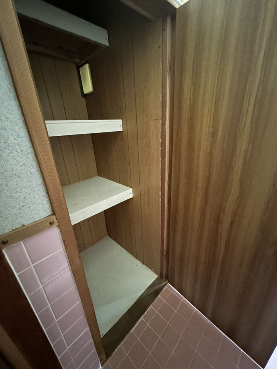 水回りには収納もあります。ちょっとしたものが収納出来ます。