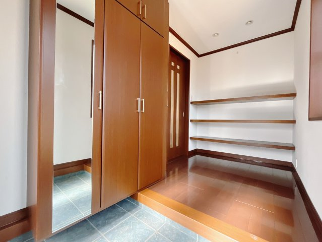 ■玄関｜収納豊富な玄関♪全身ミラー付き収納もあり、お出かけ前の身だしなみチェックもバッチリです！