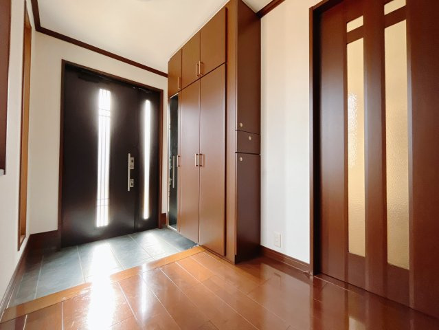 ■■玄関｜毎日の「いってらっしゃい」や「お帰りなさい」を大切なご家族と過ごす玄関は〈使いやすさ〉を追求しております。玄関横の物入は急な来客時でもさっとお片付けできるスペースを確保しています。