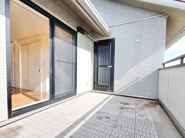 ■バルコニー｜普通のバルコニーより広い仕様のバルコニー。洗濯物やお布団だけでなく雨の日にたまった洗濯物はもちろん、プランターを置くことで家庭菜園も可能です♪
