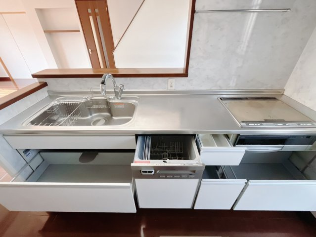 ■キッチン｜ワークトップ下には、圧力鍋やパスタ鍋などのかさばる調理器具もラクラク収納可能なスライド収納！ものが溢れがちなキッチン回りもスッキリきれいに管理ができます♪
