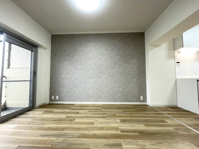 陽当たりが心地の良いリビング空間です。　日中はカーテンを開けて自然な光を取り込みリラックスして過ごしたいですね♪