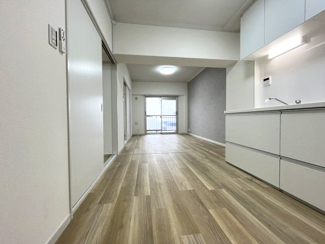 陽当たりが心地の良いリビング空間です。　日中はカーテンを開けて自然な光を取り込みリラックスして過ごしたいですね♪