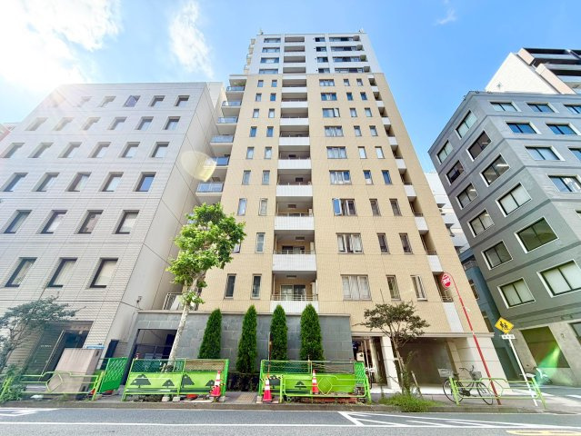 街路に面した外観からも、都心部ならではの利便が伝わります。銀座方面へも動きやすい立地です。