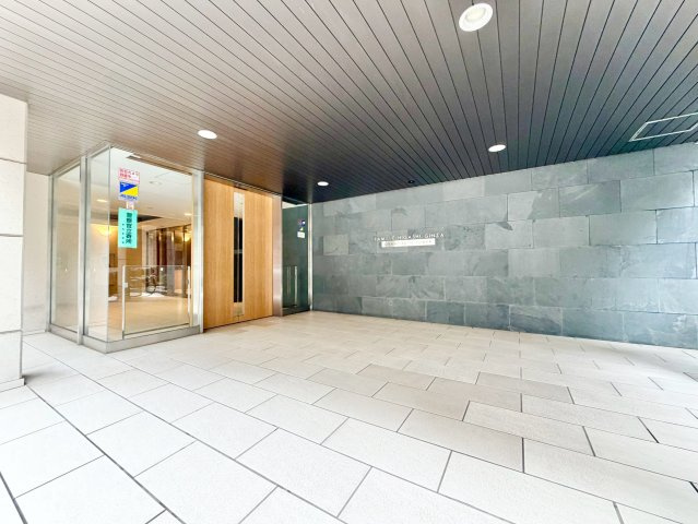 奥行きのあるエントランス空間。建物へ入る瞬間から、落ち着いた暮らしの雰囲気を感じられます。