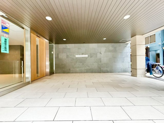歩道からスムーズに入れるエントランス。駅近立地でありながら、建物内は落ち着いた印象です。