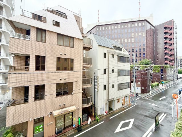 周辺の街並みを見渡す眺望。築地・東銀座の都市感を日常に感じられる住まいです。