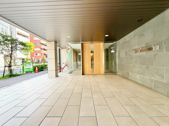 石調の床とガラス面が印象的なエントランス。都心レジデンスらしい凛とした空気感があります。