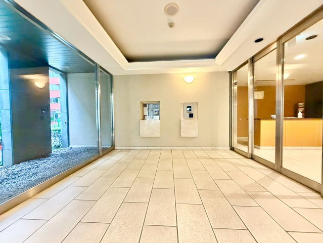 落ち着きある共用空間が、住まいの第一印象を高めます。来客時にも安心感を与える佇まいです。