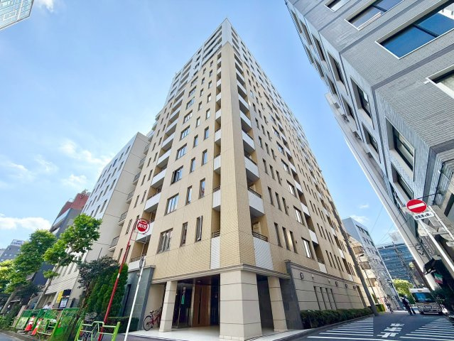 空へ伸びる縦ラインが美しい外観。都心立地ながら、住まいとしての落ち着きも感じられます。