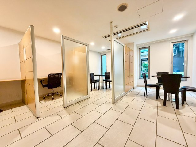 ゆとりある共用スペースが、マンション全体の印象を高めます。日常に少し余白を感じられます。