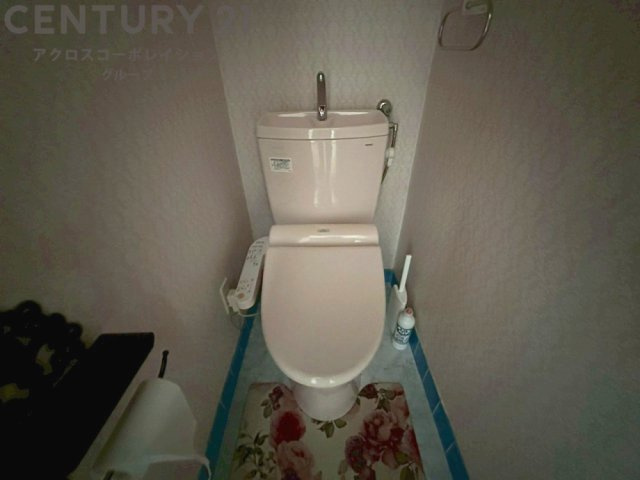 温水洗浄便座付トイレは温水洗浄機能により、暖かい水でおしりを洗浄することができ、冷たい水を使う従来の便座に比べ、温水洗浄機能で暖かいトイレを提供し、快適な使用を可能にします。