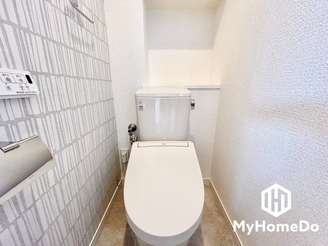 デザイン性と機能性を兼ね備えた、落ち着きのある快適なトイレ空間