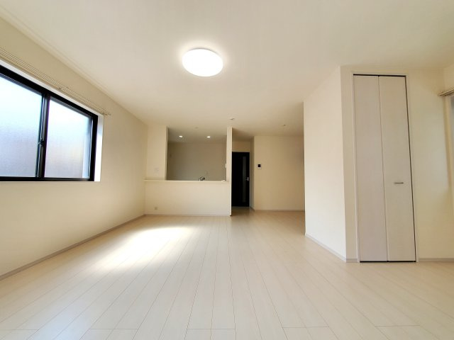 柔らかな色合いのフローリングと清潔感の溢れるクロスが明るい空間を創り出しているリビングダイニング