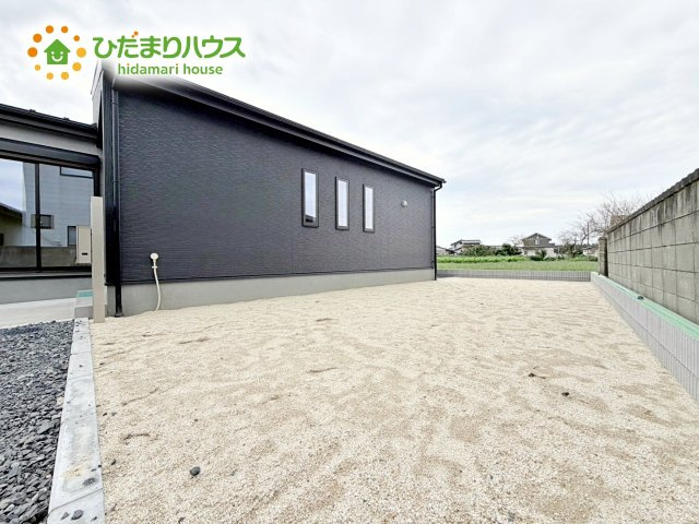 日当たりの良い広い庭。友人や親せきが集まってＢＢＱをしたり、ペットと遊んだり。　一戸建てならではの楽しさが広がります(*^-^*)