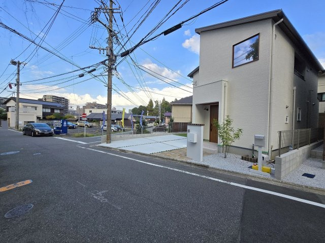 二方向の道路に面した角地。開放感のある住まいです。