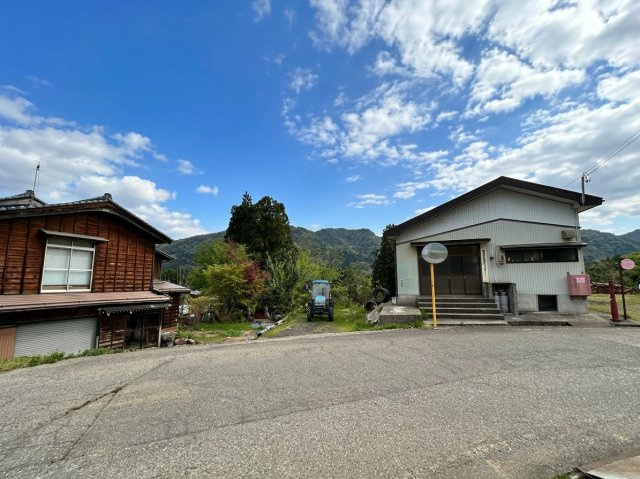 物件の隣には集落センターがあり、前面道路は開けています　