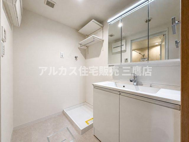 洗潔感あふれる洗面化粧台。三面鏡裏収納や洗濯機置場上の棚など、充実した収納力も魅力です。