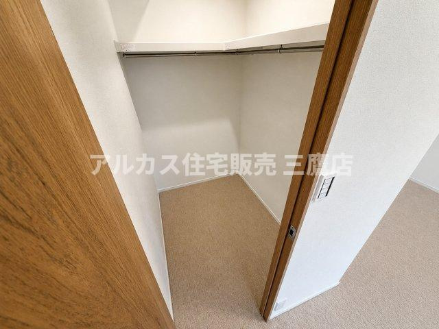 服だけでなく季節家電や大型荷物もすっきり収まるウォークインクローゼットを備えています。