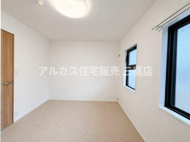 温かみのあるナチュラルテイストの居室。2面採光で明るく快適なプライベート空間です。