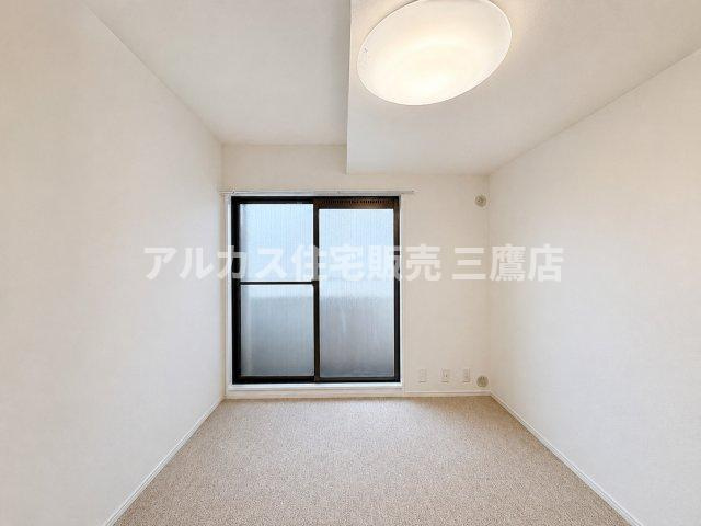 大きな窓から光が差し込む明るい室内。クローゼット付きで収納面も安心です。