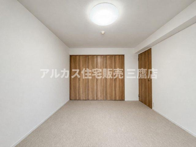 木目のドアとクローゼットが温もりを感じさせる洋室。シンプルな形状で家具の配置もしやすい空間です。