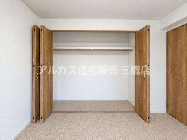 衣類や日用品をたっぷりと収納できる大容量のクローゼット。折れ戸タイプで開閉もスムーズです。